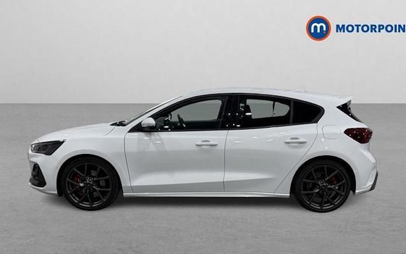 Begagnad Ford Focus ST 280 HK (205 kW) 2023 Vit Halvkombi