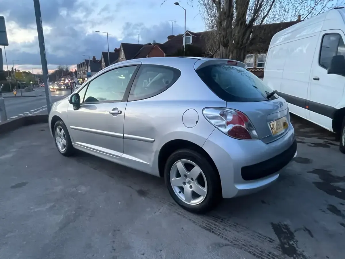 Używany Peugeot 207 2008 Srebrny Hatchback