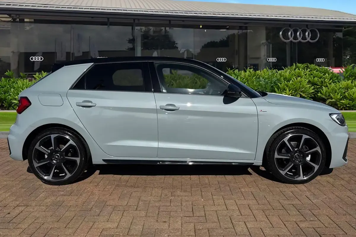 Nouă Audi A1 Sportback Black Edition 150 CP (110 kW) 2026 Gri Hatchback