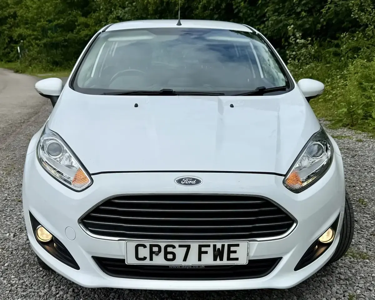 Used Ford Fiesta Zetec 100 HP (73 kW) 2017 White Hatchback