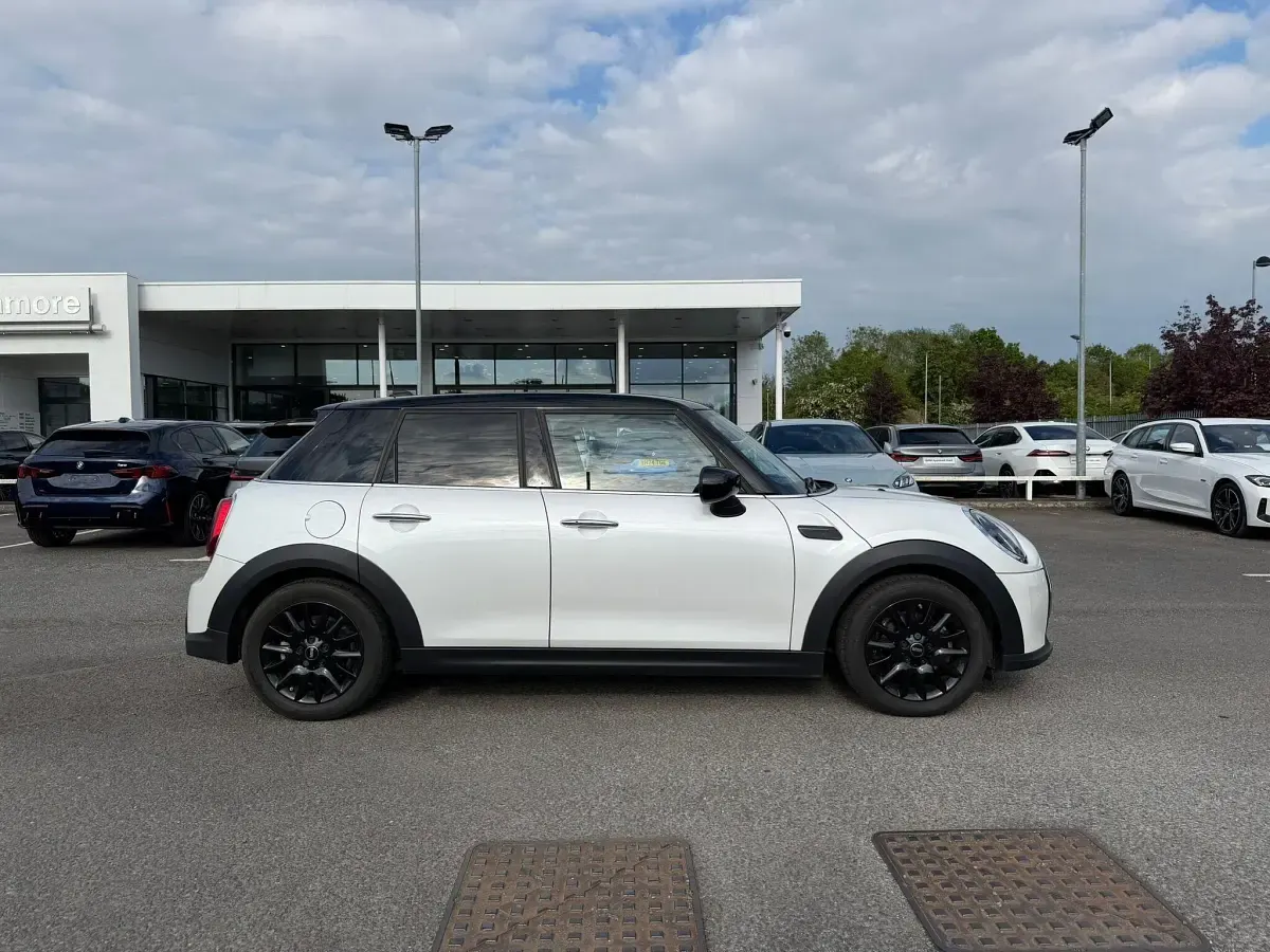 Usado Mini Cooper Classic 134 CV (98 kW) 2024 Blanco Utilitario