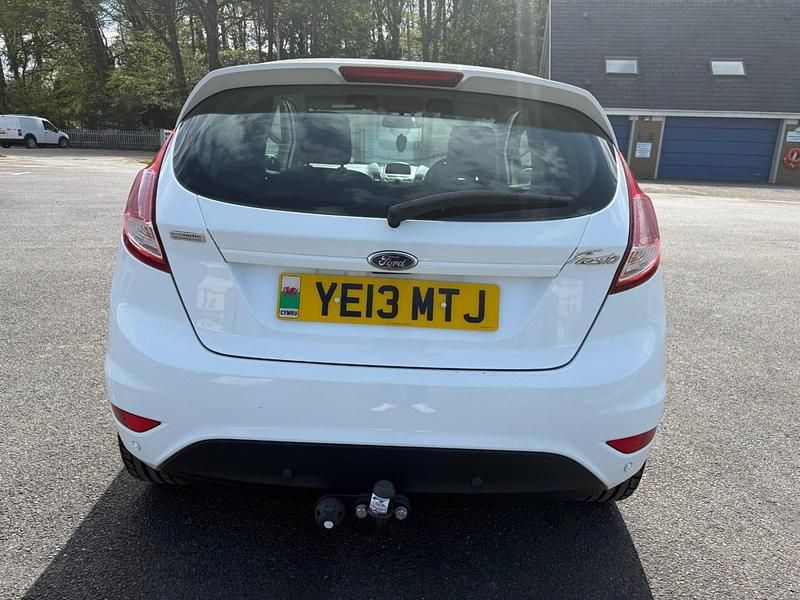 Usado Ford Fiesta 95 HP (69 kW) 2013 Branco Citadino
