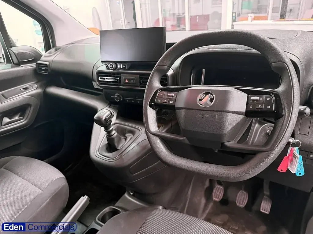 Used Vauxhall Combo S 100 HP (73 kW) 2024 White MPV