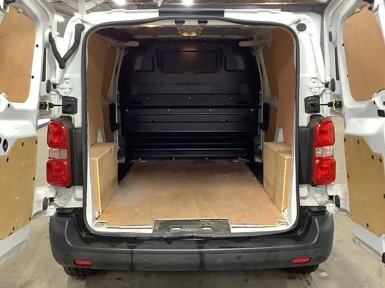 Used Vauxhall Vivaro 120 HP (88 kW) 2024 White MPV