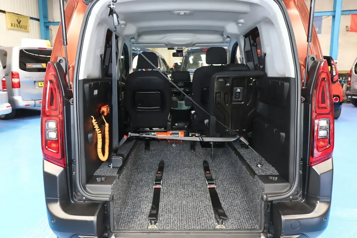 Used Citroën Berlingo Feel 110 HP (80 kW) 2022 Gold MPV