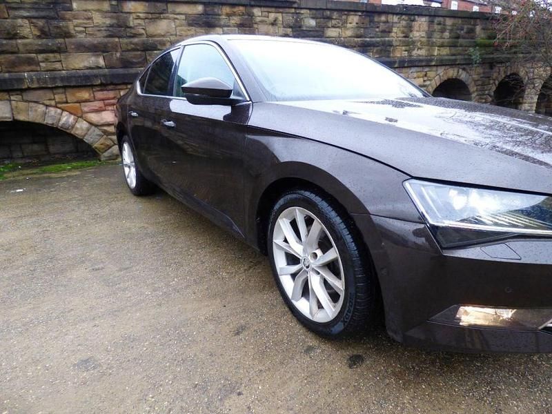 Second-hand Skoda Superb SE L Executive 190 CP (139 kW) 2016 Maro Hatchback