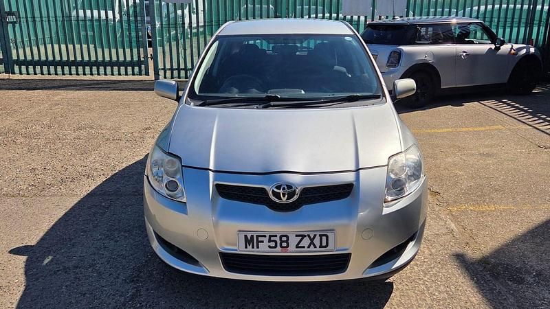 Usado Toyota Auris 124 HP (91 kW) 2008 Prateado Citadino