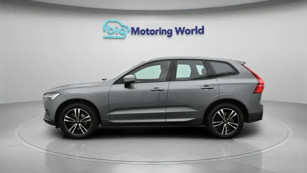 Used Volvo XC60 Momentum 250 HP (183 kW) 2021 Grey SUV