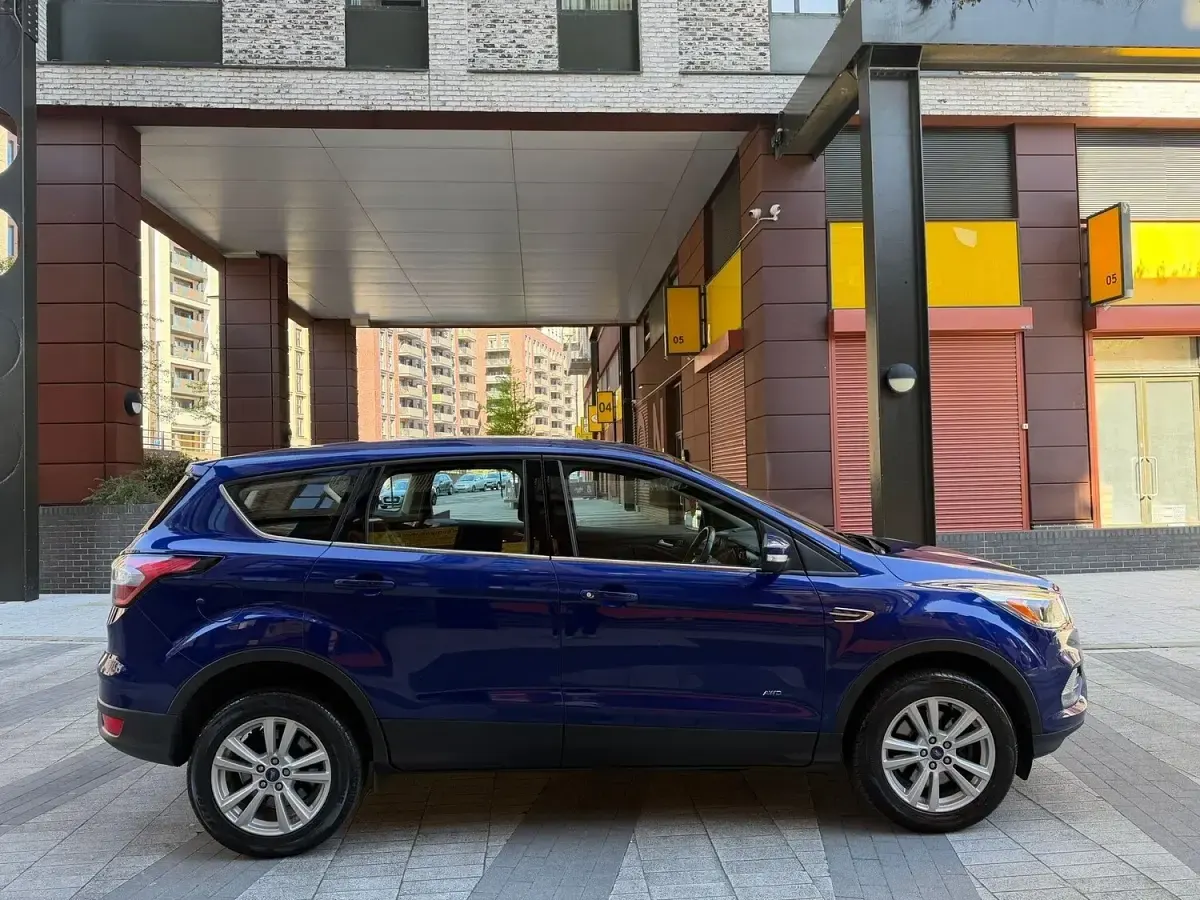 Used Ford Kuga Zetec 182 HP (133 kW) 2016 Blue SUV