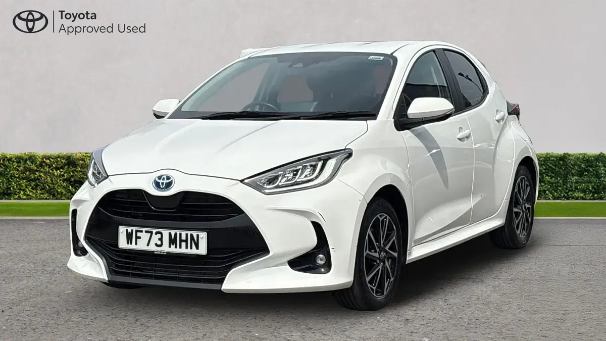 Used Toyota Yaris Hybrid Design 116 HP (85 kW) 2023 Pure white Hatchback