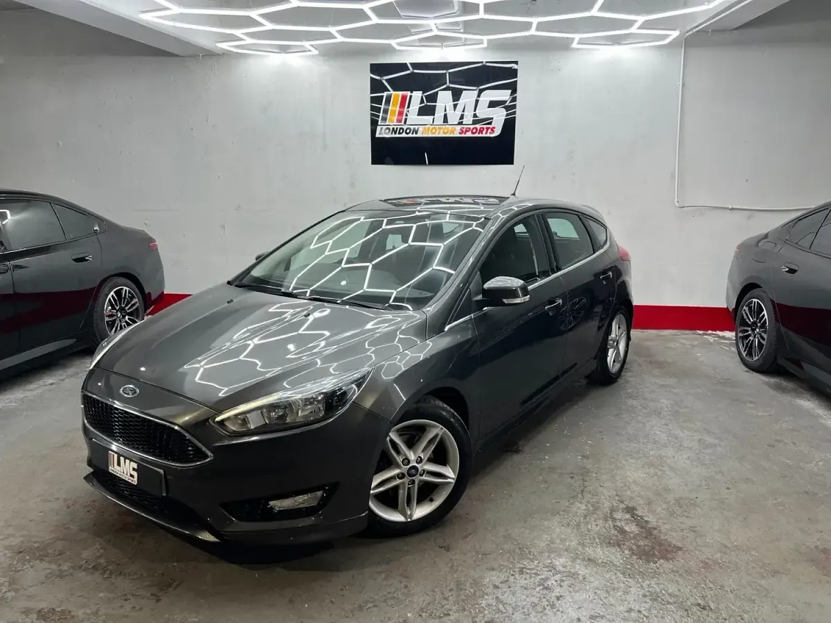 Used Ford Focus Zetec 125 HP (91 kW) 2015 Grey Hatchback