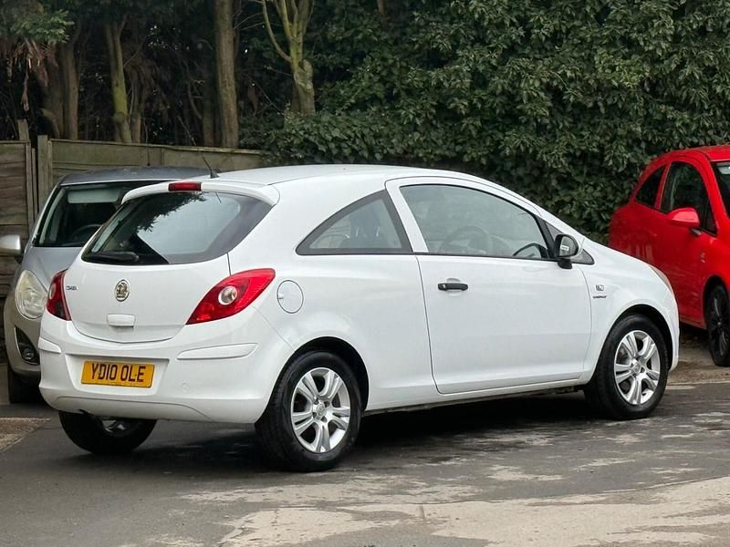 Used Vauxhall Corsa 64 HP (47 kW) 2010 White Hatchback