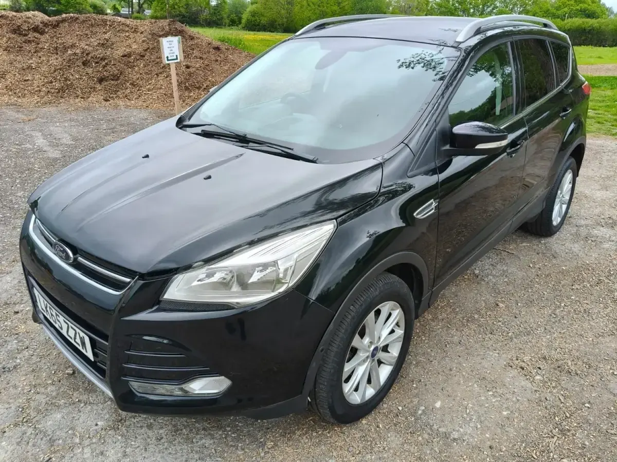Usado Ford Kuga Titanium 180 CV (132 kW) 2015 Negro SUV