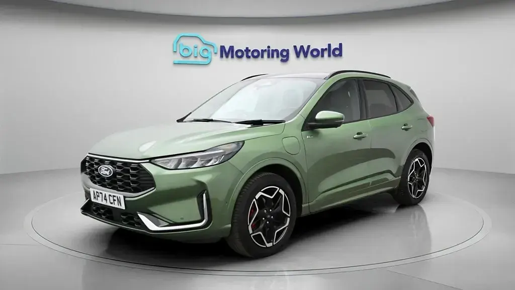 Second-hand Ford Kuga ST-Line X 243 CP (178 kW) 2024 Verde SUV