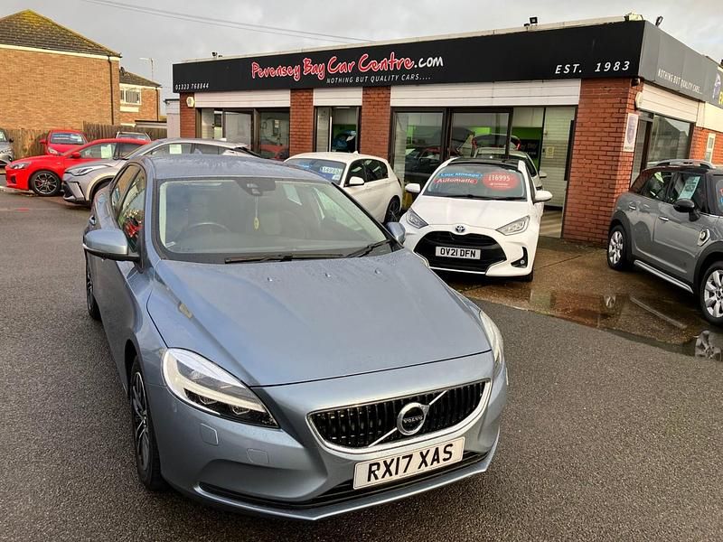 Used Volvo V40 Momentum 2017 Blue Hatchback