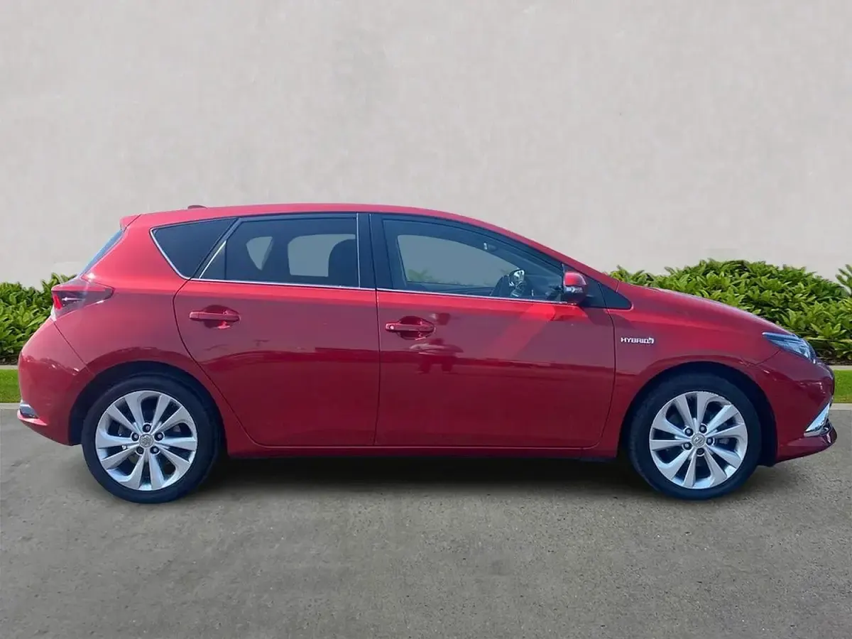 Used Toyota Auris Hybrid 2016 Red Hatchback