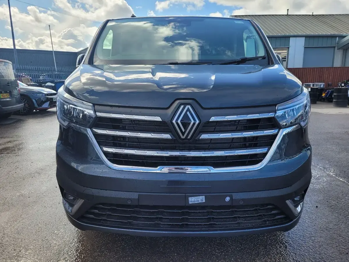 New Renault Trafic 2026 Grey MPV