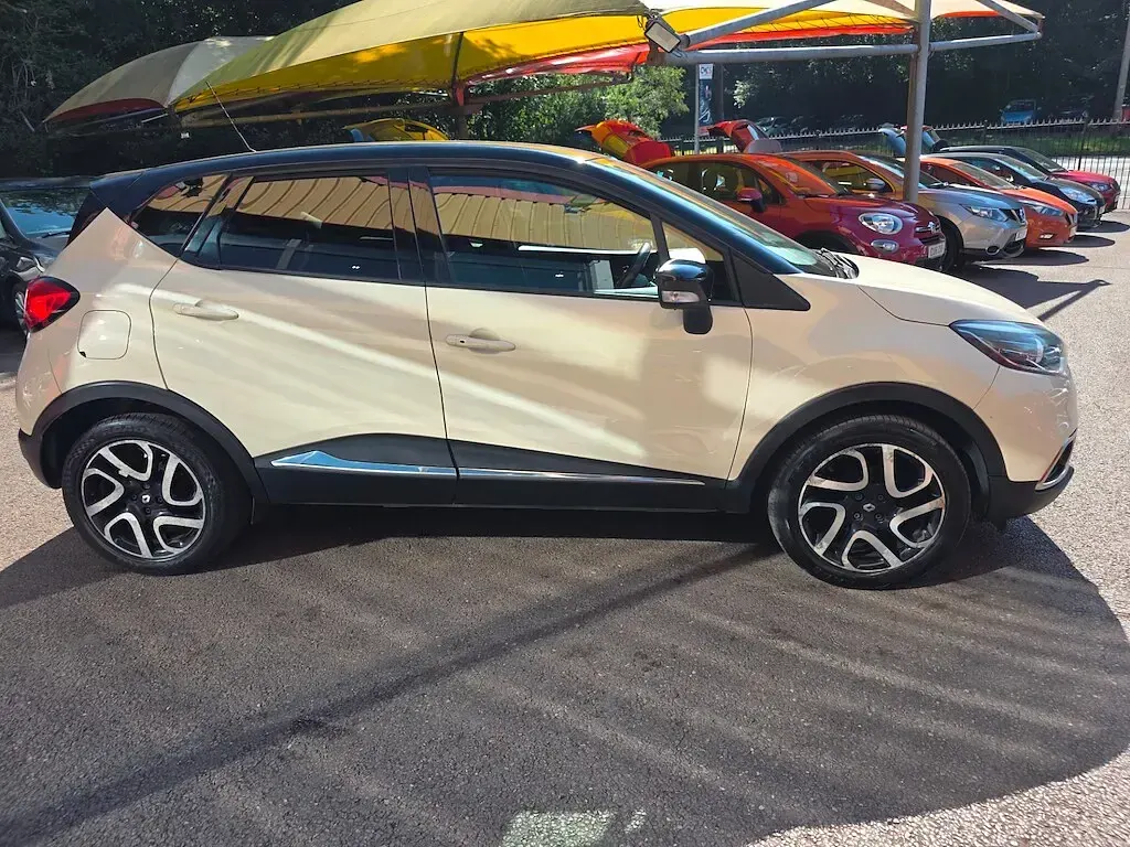 Used Renault Captur Dynamique 90 HP (66 kW) 2016 Cream/black SUV