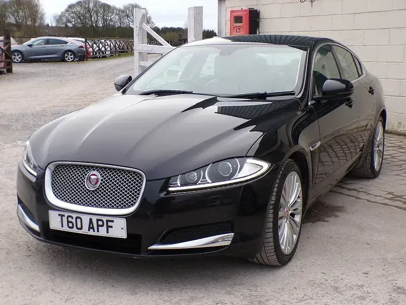Käytetty Jaguar XF Portfolio 200 HP (147 kW) 2014 Musta Sedan