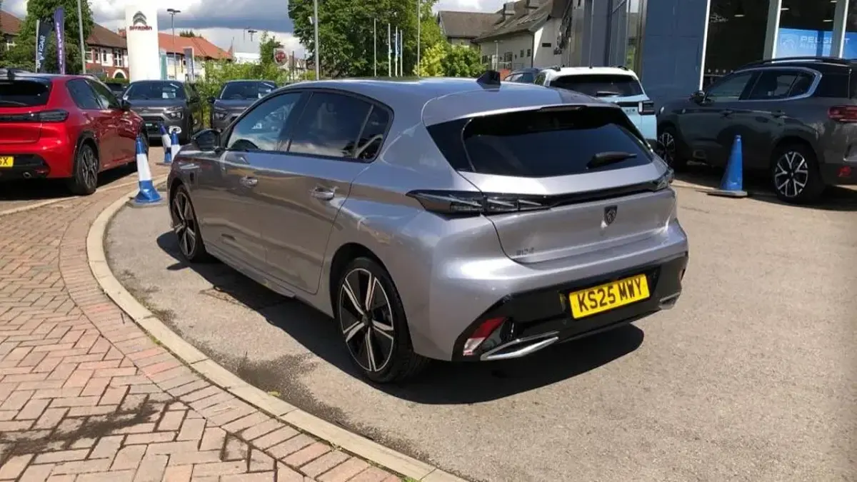 Usado Peugeot 308 GT 134 HP (98 kW) 2025 Cinzento Citadino