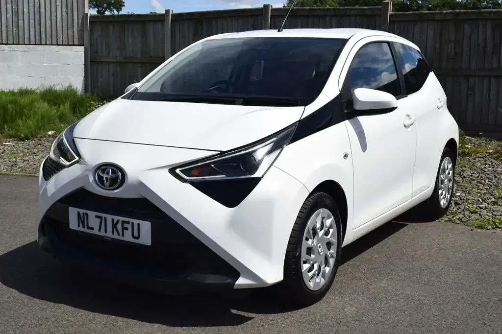 Used Toyota Aygo X-play 71 HP (52 kW) 2022 White Hatchback