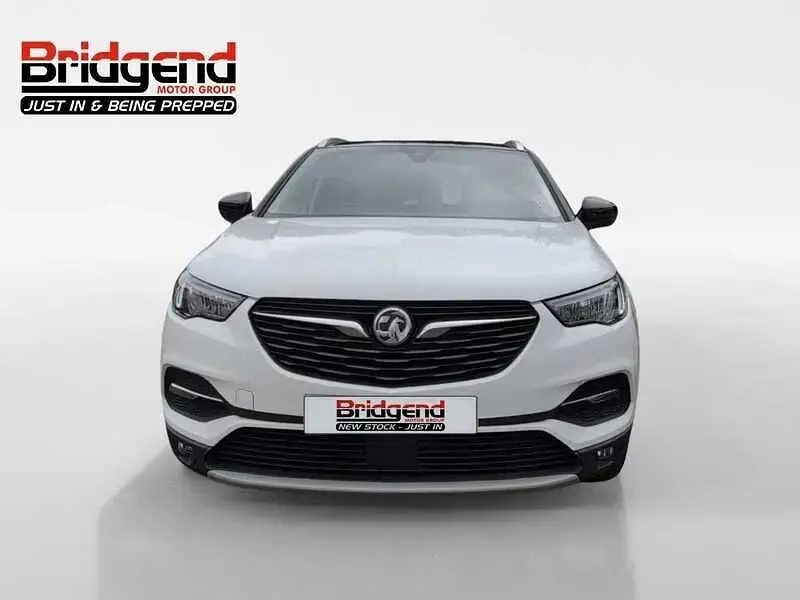 Used Vauxhall Grandland X Design Edition 130 HP (95 kW) 2019 White SUV