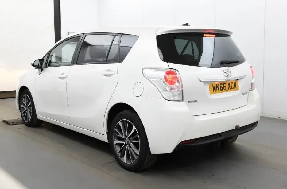 Used Toyota Verso Design 2016 White MPV