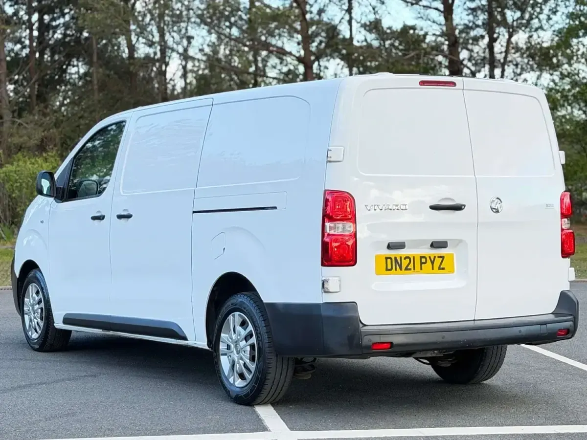 Używany Vauxhall Vivaro S 100 KM (73 kW) 2021 Biały Minivan