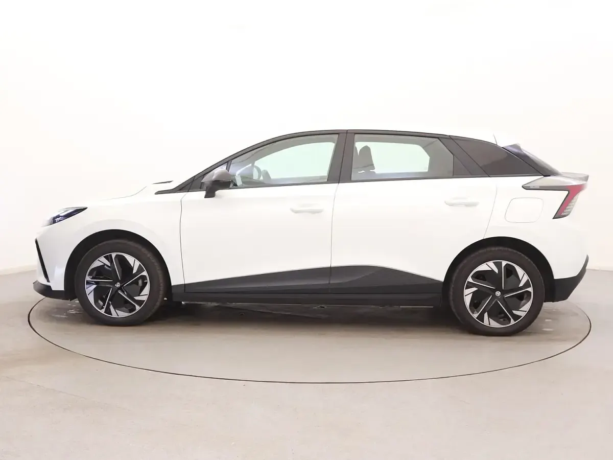 Used MG MG4 EV SE 319 kW (435 HP) 2023 White Hatchback