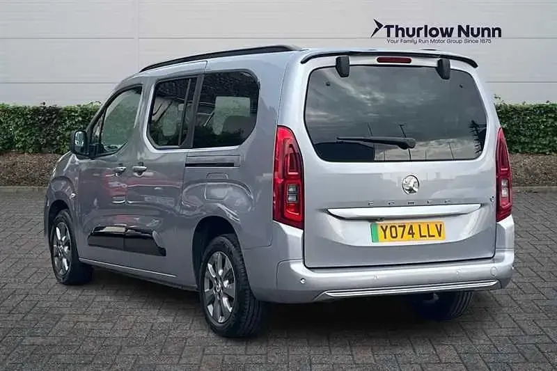 Begagnad Vauxhall Combo Ultimate 100 kW (136 HK) 2025 Grå Minibuss