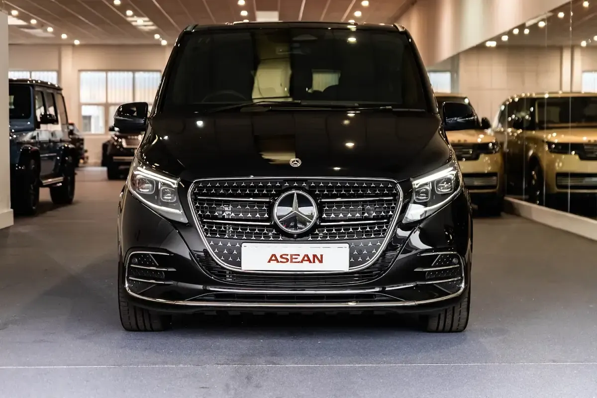 Used Mercedes V300 AMG line 2025 Black MPV