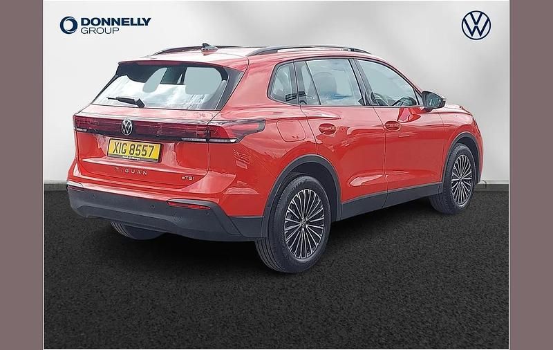 Używany VW Tiguan Edition 148 KM (108 kW) 2024 Czerwony SUV