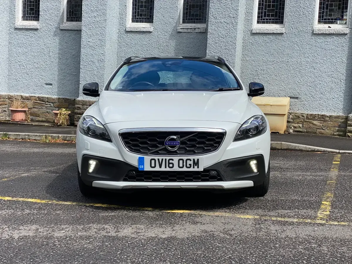 Used Volvo V40 120 HP (88 kW) 2016 White Hatchback