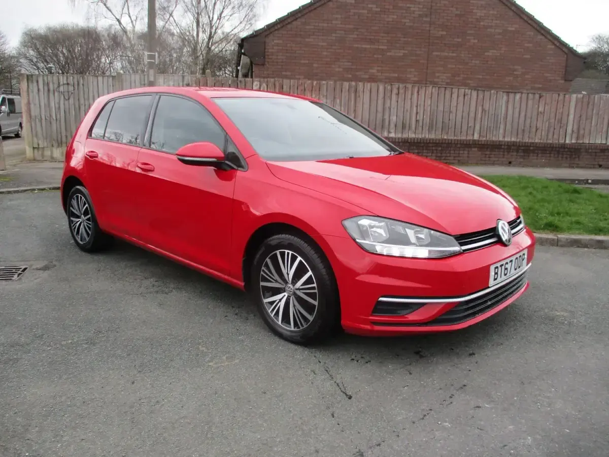 Used VW Golf VII SE 125 HP (91 kW) 2017 Red Hatchback