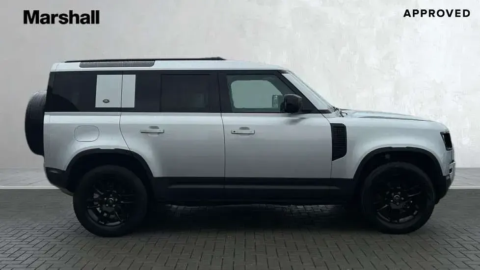 Used Land Rover Defender SE 249 HP (183 kW) 2023 Metallic  hakuba silver SUV