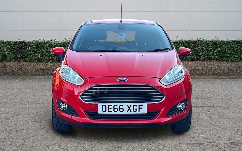 Used Ford Fiesta Titanium 125 HP (91 kW) 2017 Red Hatchback