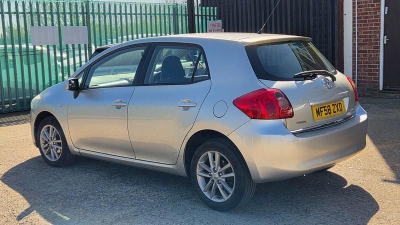 Usado Toyota Auris 124 HP (91 kW) 2008 Prateado Citadino