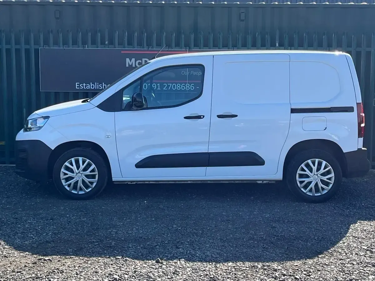 Used Citroën Berlingo 100 HP (73 kW) 2021 White MPV