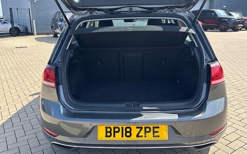 Używany VW Golf VII SE 131 KM (96 kW) 2018 Szary Hatchback