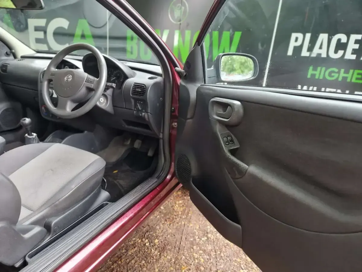 Used Vauxhall Corsa 60 HP (44 kW) 2004 Red Hatchback