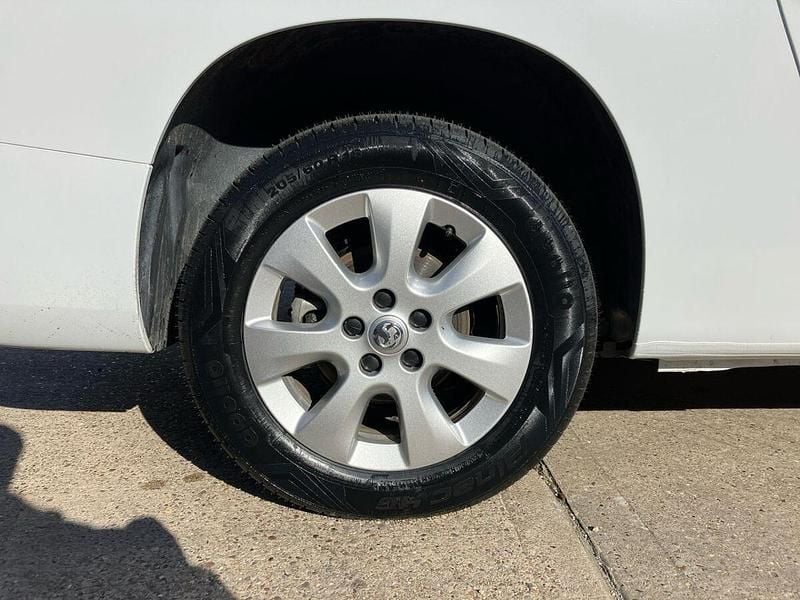 Used Vauxhall Combo Design Edition 98 kW (134 HP) 2024 White MPV