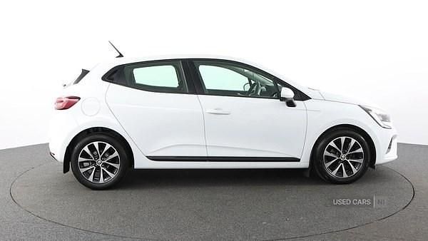 Used Renault Clio V Iconic 90 HP (66 kW) 2022 White Hatchback