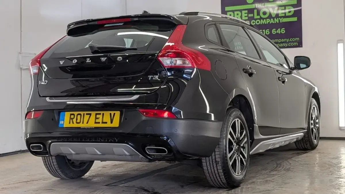 Begagnad Volvo V40 Plus 2017 Svart Halvkombi