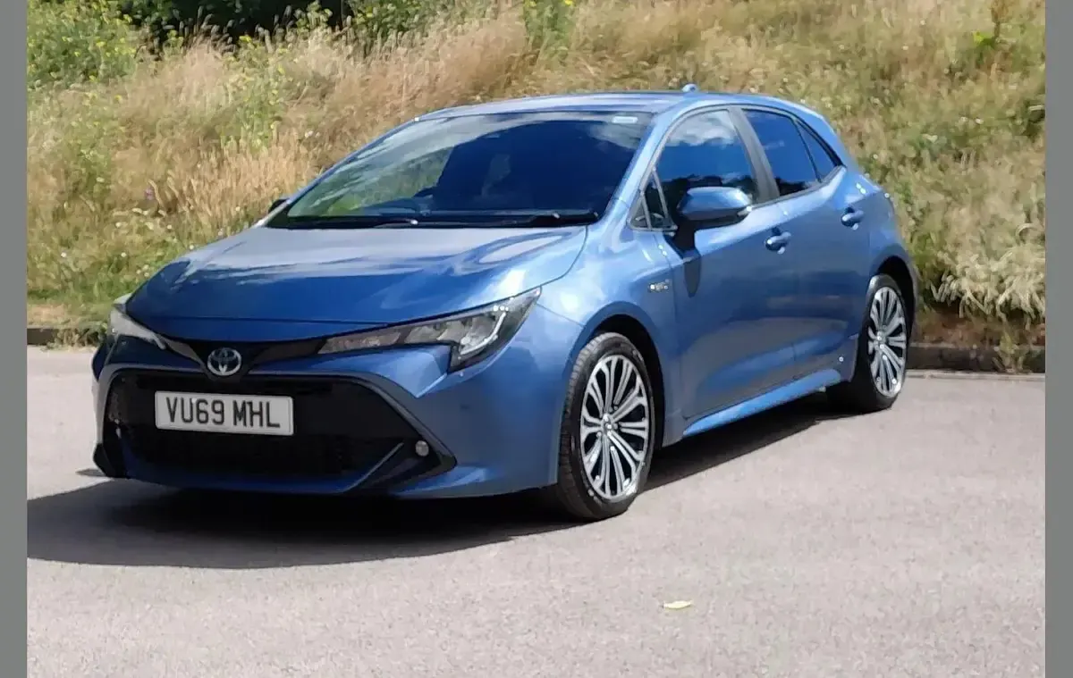 Used Toyota Corolla Design 122 HP (89 kW) 2019 Blue Hatchback
