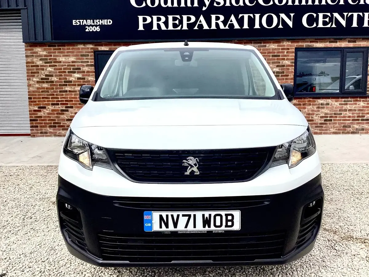 Used Peugeot Partner Premium 100 HP (73 kW) 2022 White MPV
