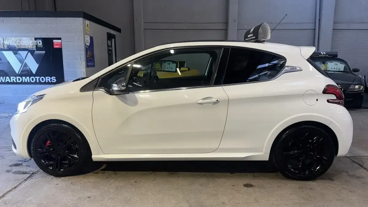 Used Peugeot 208 Prestige 2016 White Hatchback