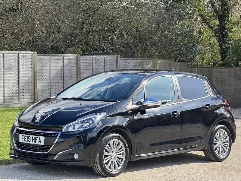 Used Peugeot 208 Signature Sky 82 HP (60 kW) 2019 Black Hatchback