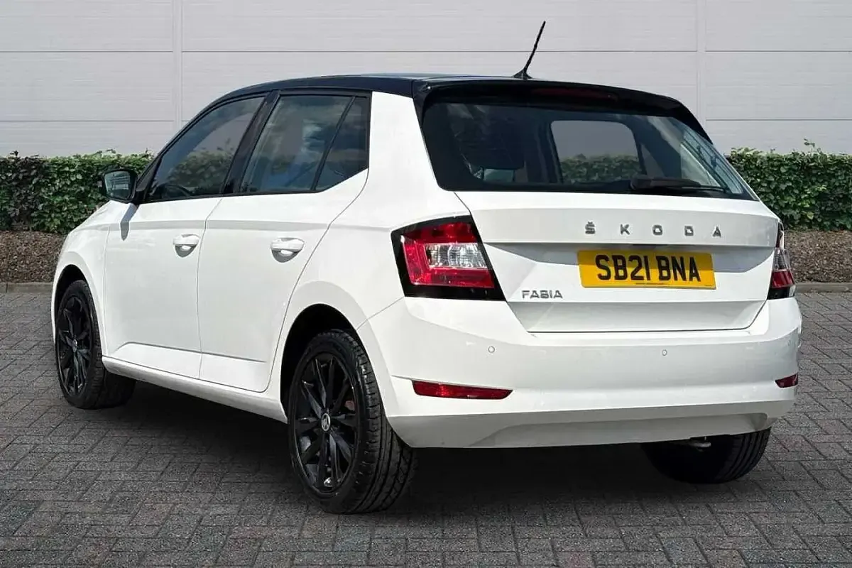 Used Skoda Fabia Colour Edition 70 HP (51 kW) 2021 Candy white black magic pearl effect Hatchback