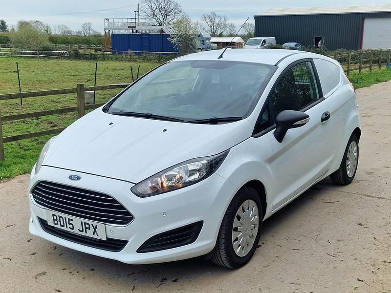 Used Ford Fiesta 93 HP (68 kW) 2015 White Van