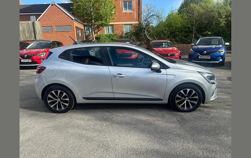 Used Renault Clio V Iconic 90 HP (66 kW) 2022 Silver  Hatchback